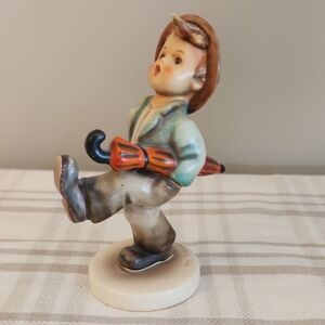 Goebel Hummel Figurine HAPPY TRAVELER